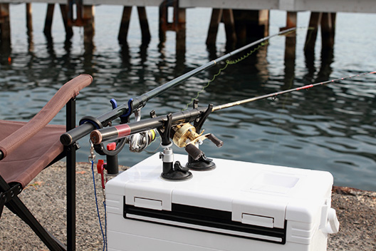 クーラーボックスに取り外し可能な吸盤式の竿置きが便利でおすすめ ゆるりとバス釣りブログ